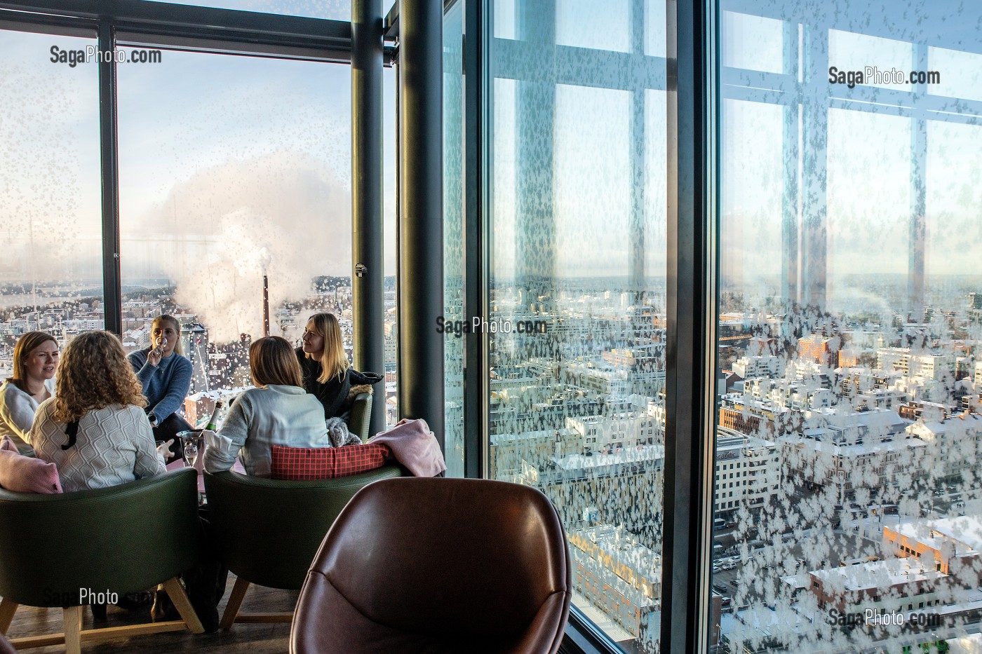 CLIENTS DU CAFE MORO SKY BAR AVEC VUE PANORAMIQUE SUR LE CENTRE-VILLE, TAMPERE, FINLANDE, EUROPE 