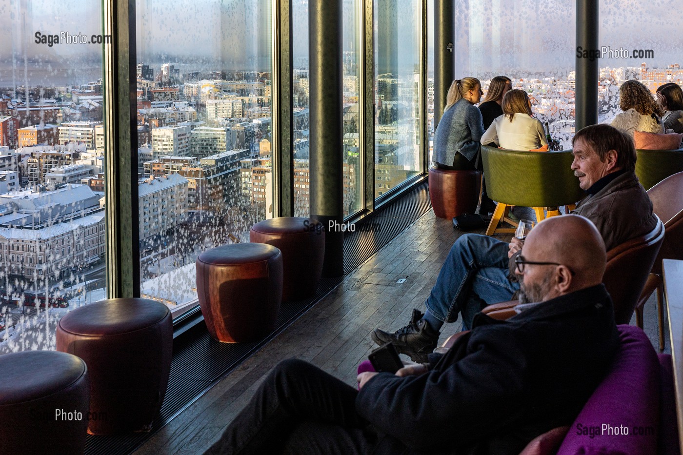 CLIENTS DU CAFE MORO SKY BAR AVEC VUE PANORAMIQUE SUR LE CENTRE-VILLE, TAMPERE, FINLANDE, EUROPE 