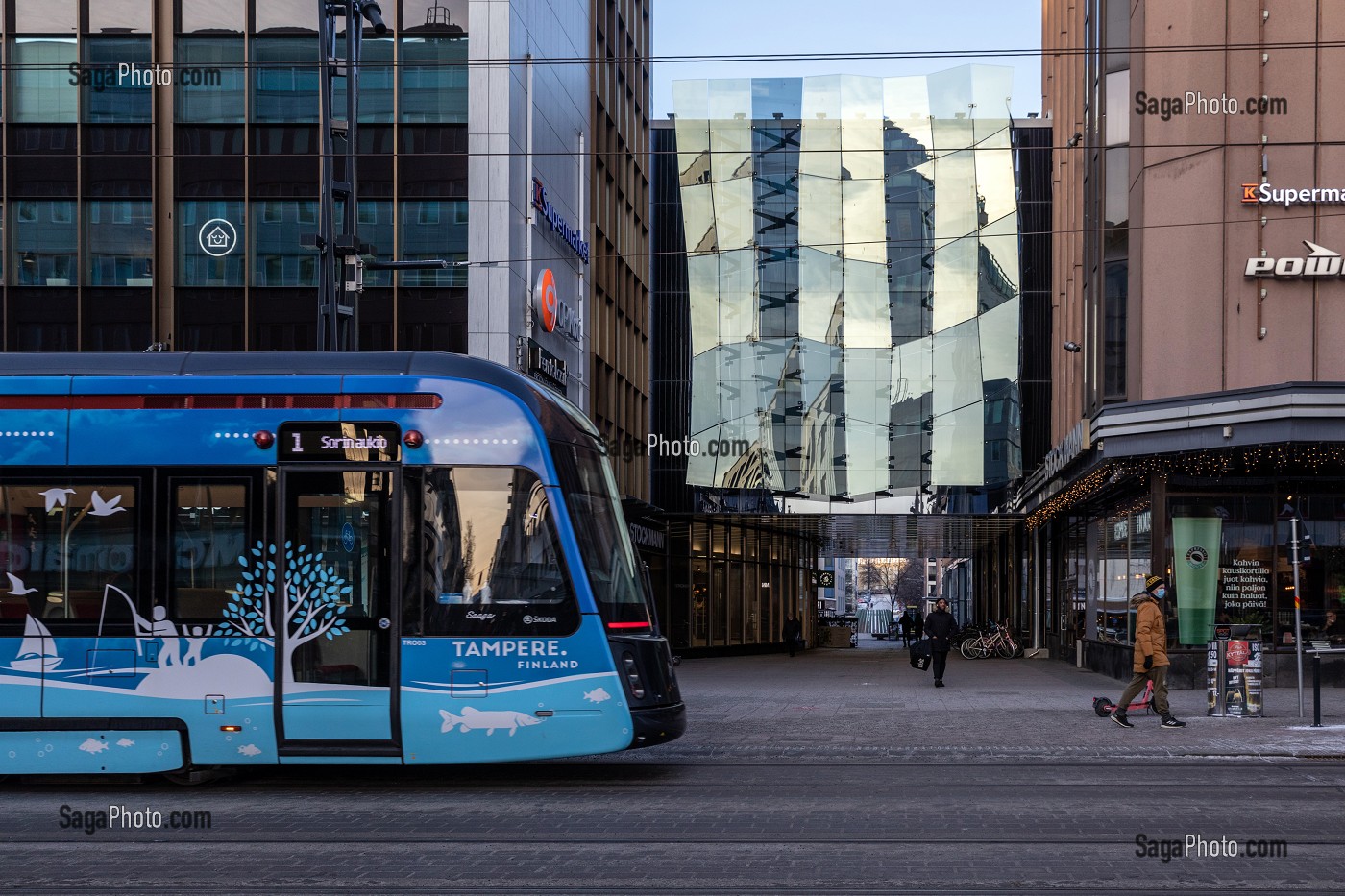 TRAMWAY DANS LA RUE CENTRALE COMMERCANTE HAMEENKATU, TAMPERE, FINLANDE, EUROPE 