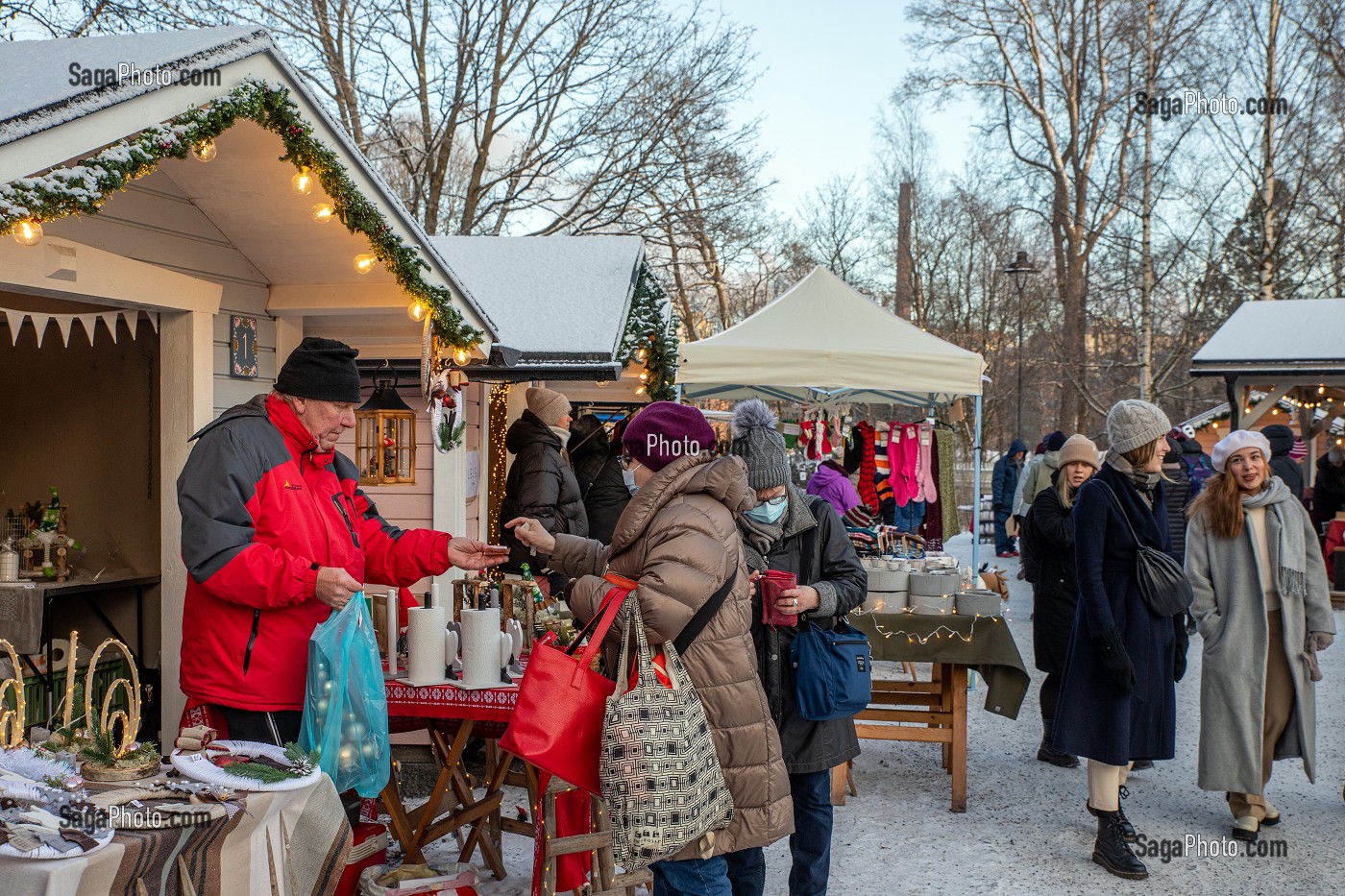 MARCHE DE NOEL DANS LE VILLAGE TRADITIONNEL TOURISTIQUE EN BOIS DE TALLIPIHAN, PARC DE NASI, TAMPERE, FINLANDE, EUROPE 