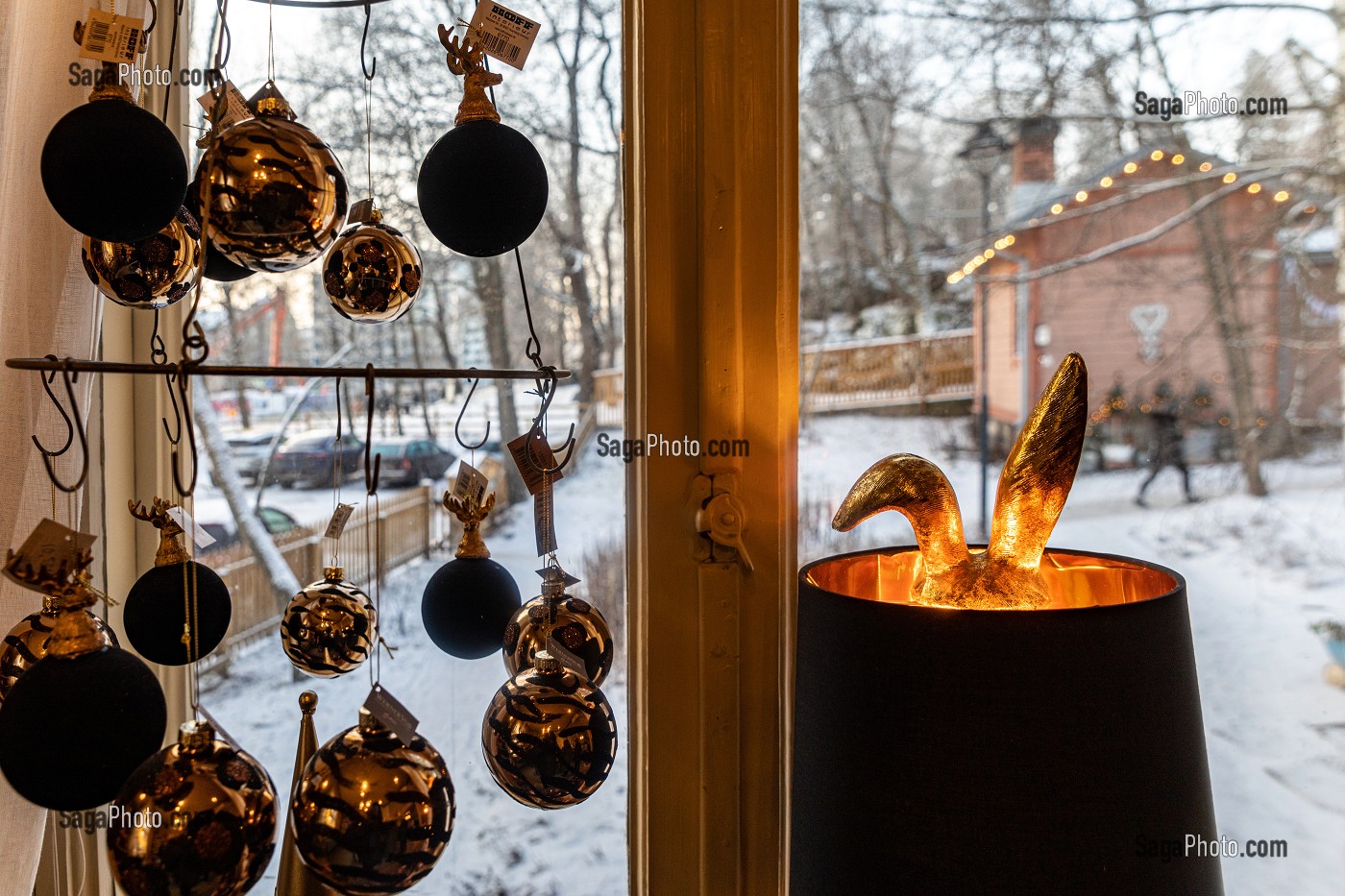 MAGASIN TRADITIONNEL POUR LE MARCHE DE NOEL DANS LE VILLAGE TOURISTIQUE EN BOIS DE TALLIPIHAN, PARC DE NASI, TAMPERE, FINLANDE, EUROPE 