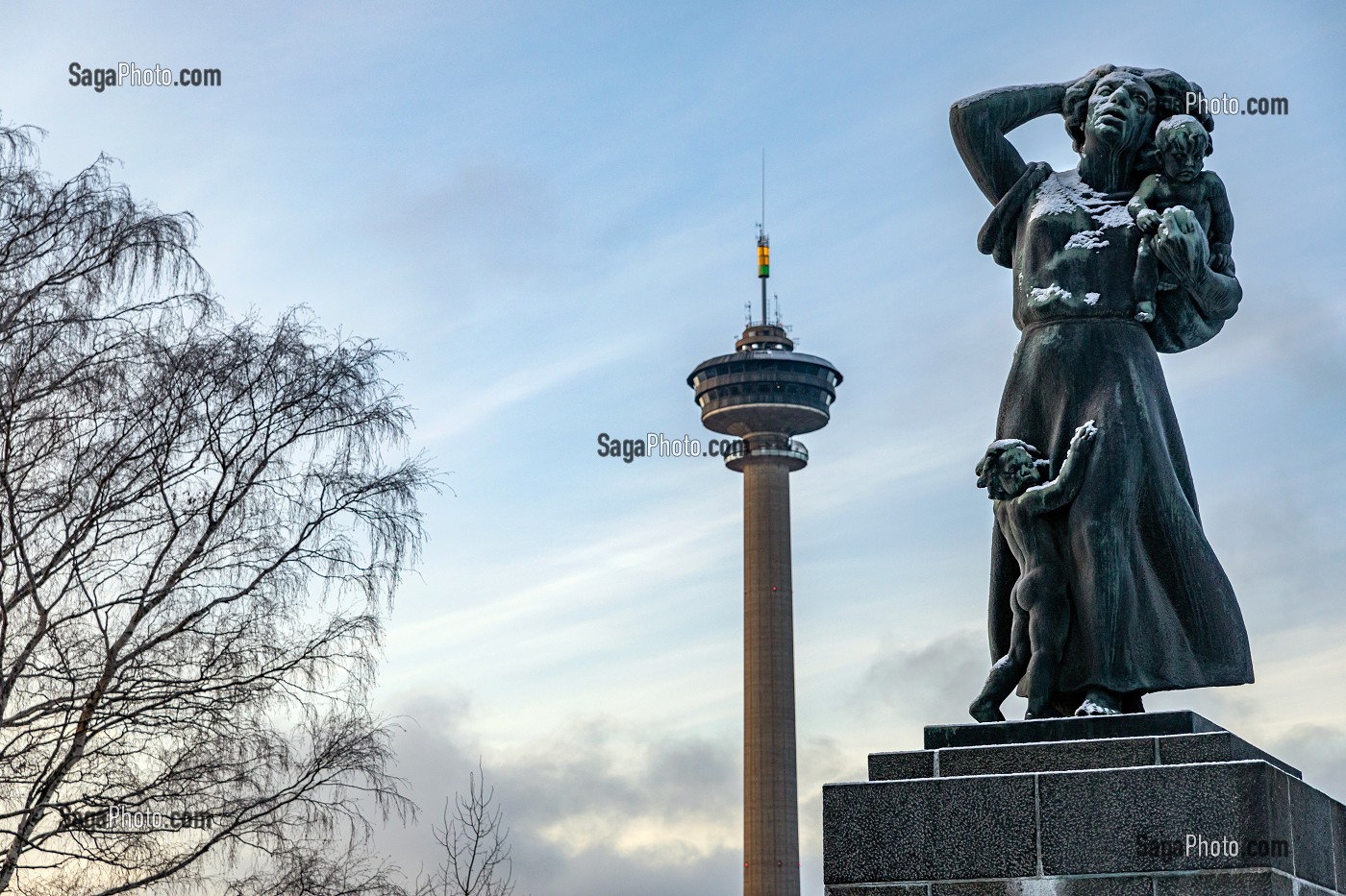 STATUE DU MEMORIAL DU NAUFRAGE DU BATEAU A VAPEUR KURU AVEC LA TOUR DE L'OBSERVATOIRE DU RESTAURANT NASINNEULA, PARC DE NASI, TAMPERE, FINLANDE, EUROPE 