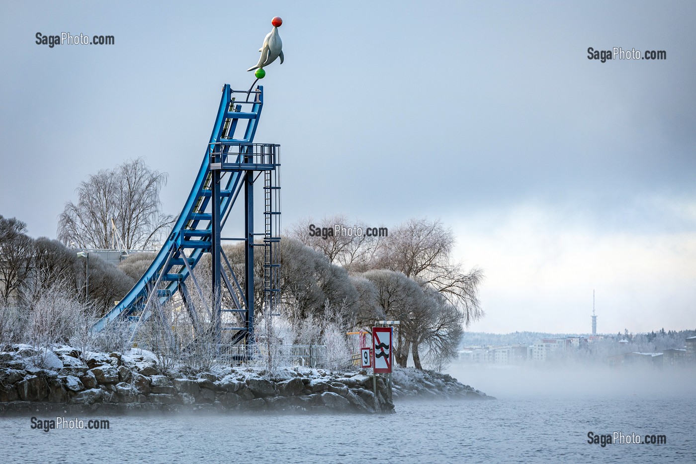 PARC D'ATTRACTIONS FAMILIAL SARKANNIEMI EN HIVER SOUR LA NEIGE, TAMPERE, FINLANDE, EUROPE 