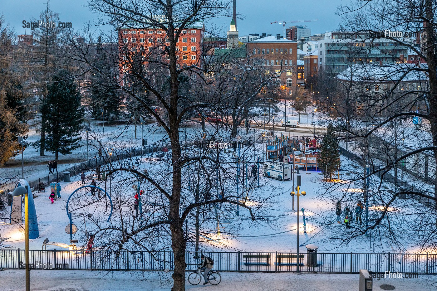 AIRE DE JEUX POUR LES ENFANTS DANS LE JARDIN PUBLIC SOUS LA NEIGE, TAMPERE, FINLANDE, EUROPE 