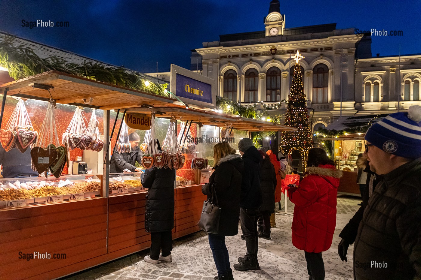 MARCHE DE NOEL DEVANT LA MAIRIE (HOTEL DE VILLE), TAMPERE, FINLANDE, EUROPE 