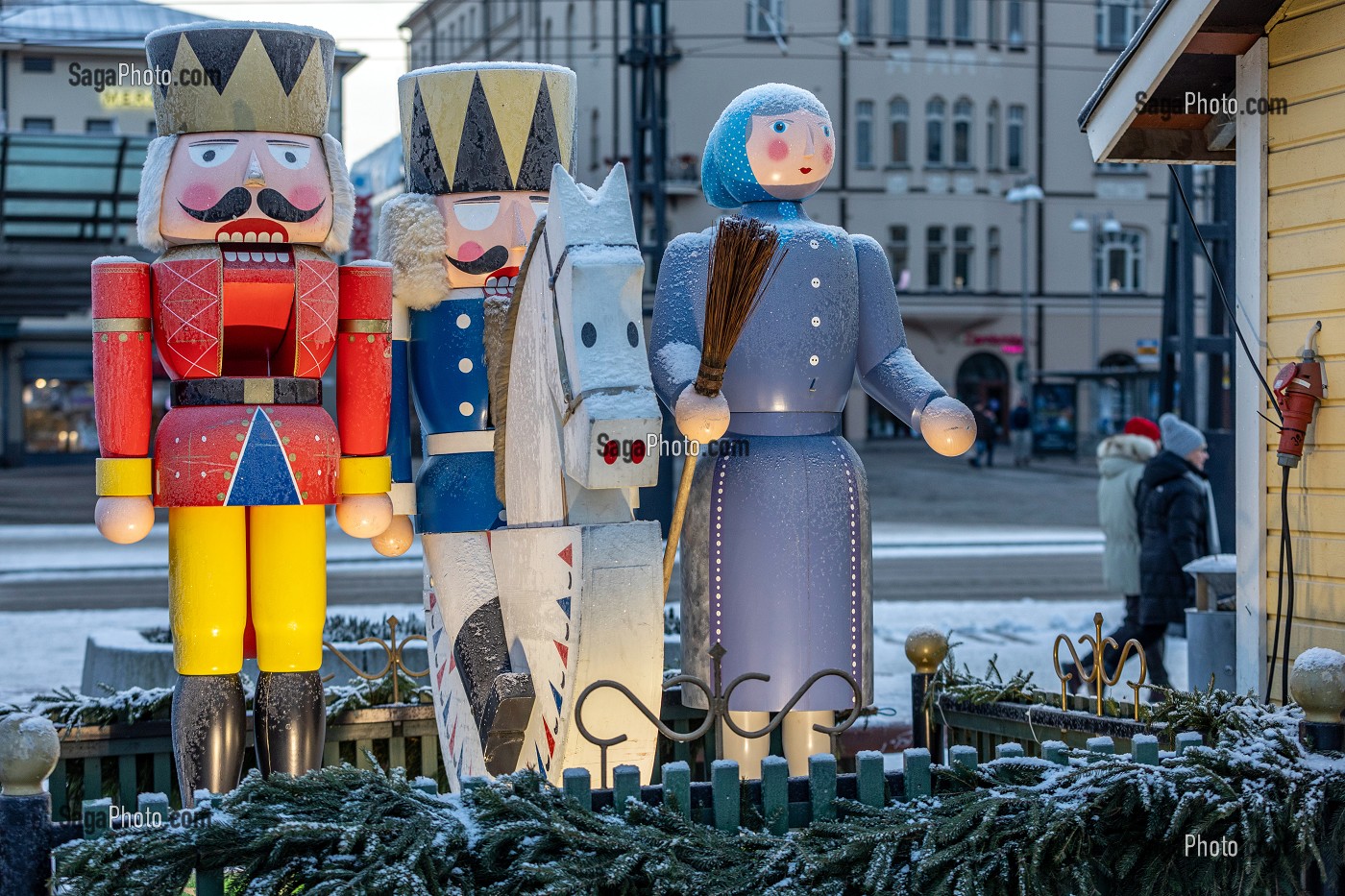 PERSONNAGES EN BOIS DE CASSE-NOISETTE, MARCHE DE NOEL DEVANT LA MAIRIE (HOTEL DE VILLE), TAMPERE, FINLANDE, EUROPE 