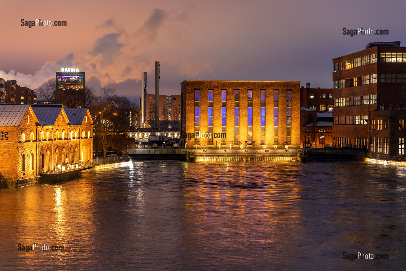 CENTRALE ELECTRIQUE SUR LA RIVIERE DE TAMMERKOSKI, ILLUMINATION DE NUIT, TAMPERE, FINLANDE, EUROPE 