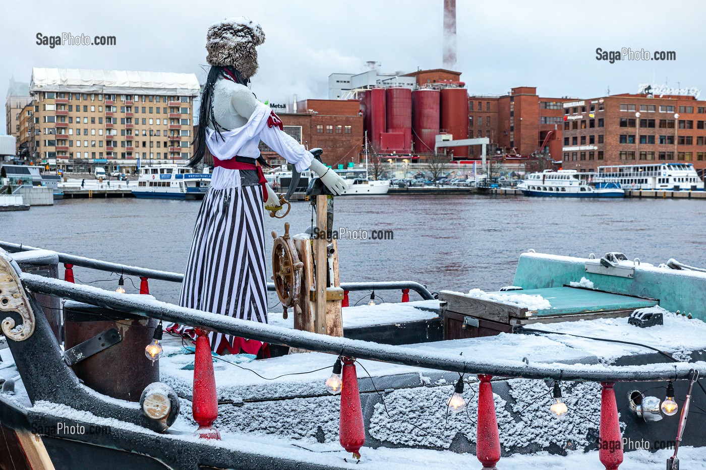 MANNEQUIN À LA BARRE D'UN BATEAU DEVANT L'USINE DE CARTONS METSA BOARD TAKO AU BORD DU LAC NASIJARVI, TAMPERE, FINLANDE, EUROPE 