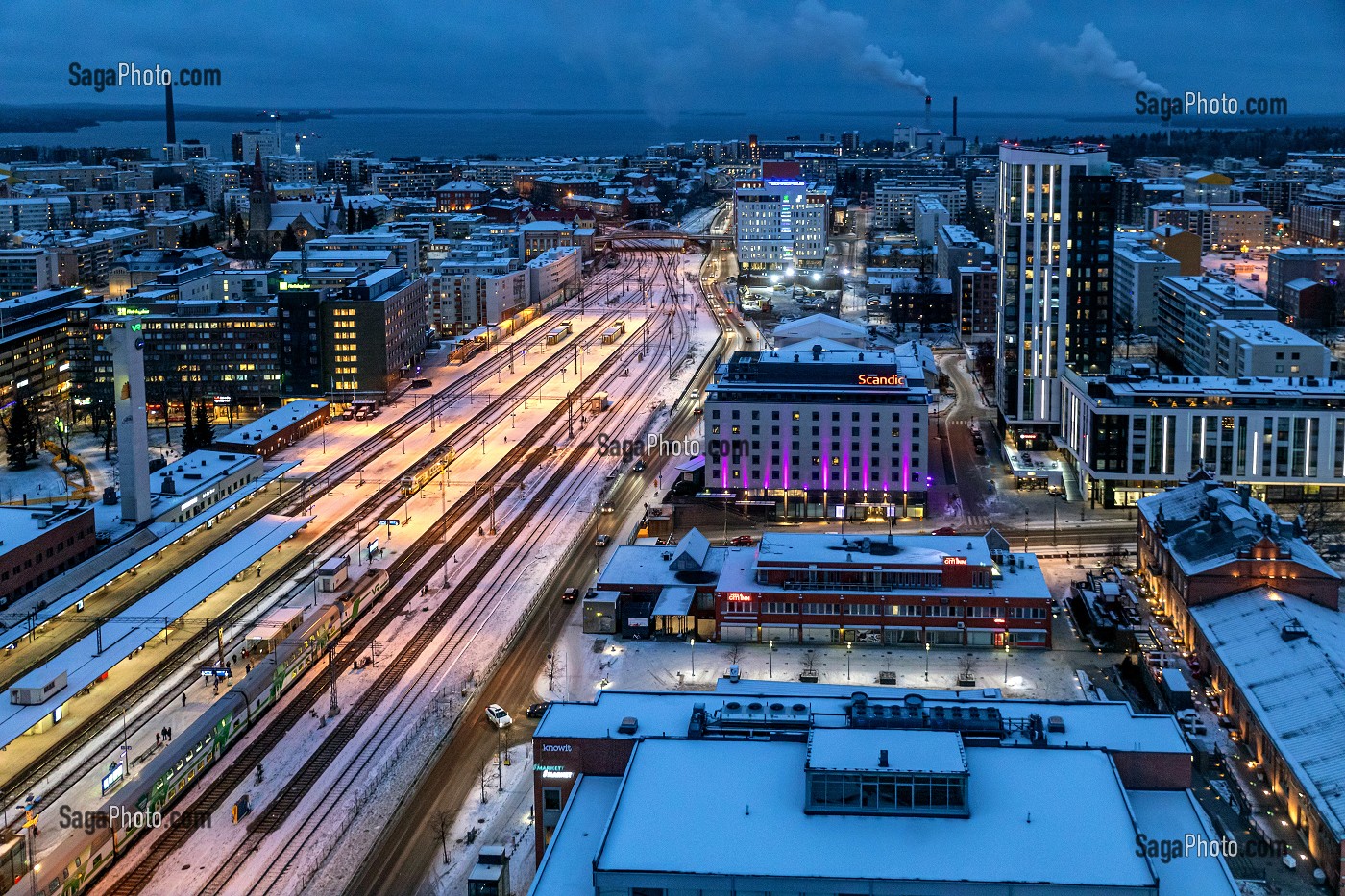 CENTRE-VILLE ET LA GARE CENTRALE DEPUIS LE BAR PANORAMIQUE MORO SKY BAR, TOMBEE DE LA NUIT, TAMPERE, FINLANDE, EUROPE 