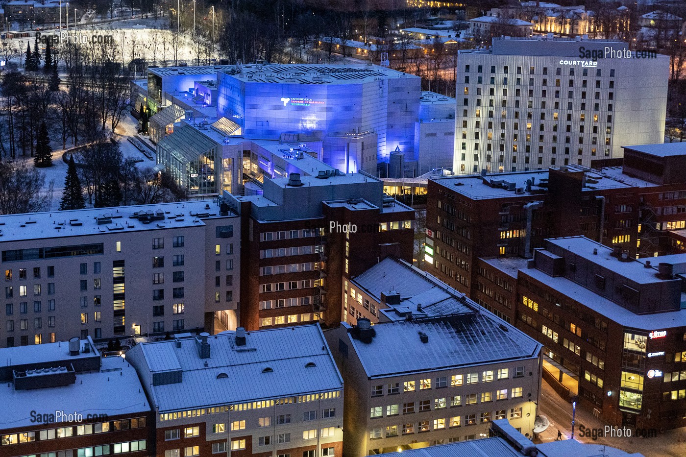 NOUVEAU COMPLEXE MODERNE, MAISON DE TAMPERE, MUUMIMUSEO (MUSEE DES MOUMINES) ET HOTEL COURTYARD BY MARRIOTT, PATINOIRE A LA TOMBEE DE LA NUIT, TAMPERE, FINLANDE, EUROPE 