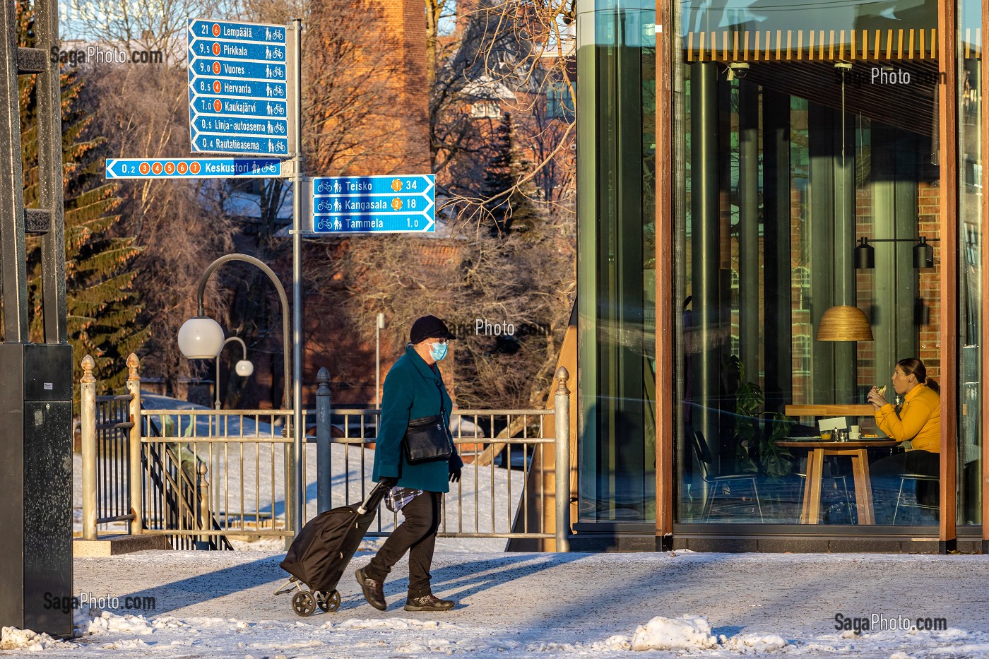 SCENE DE RUE EN HIVER SOUS LA NEIGE, FEMME AU CADDY ET PETIT DEJEUNER, TAMPERE, FINLANDE, EUROPE 