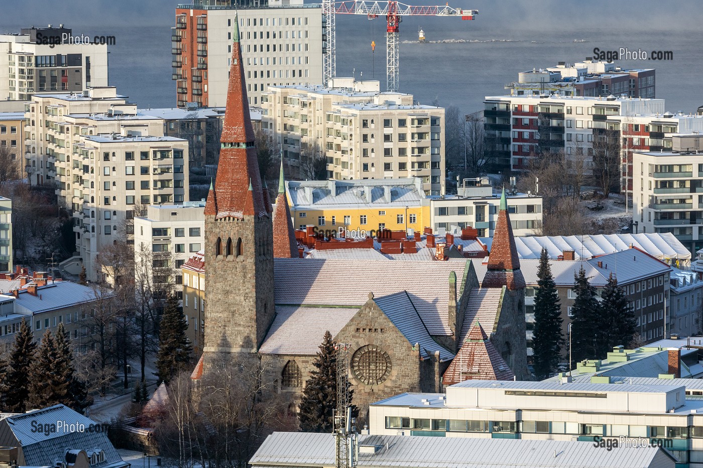 CATHEDRALE DE TAMPERE EN GRANIT AVEC SES TROIS CLOCHERS EN TUILES ROUGES EN HIVER DEPUIS LE BAR PANORAMIQUE MORO SKY BAR, TAMPERE, FINLANDE, EUROPE 