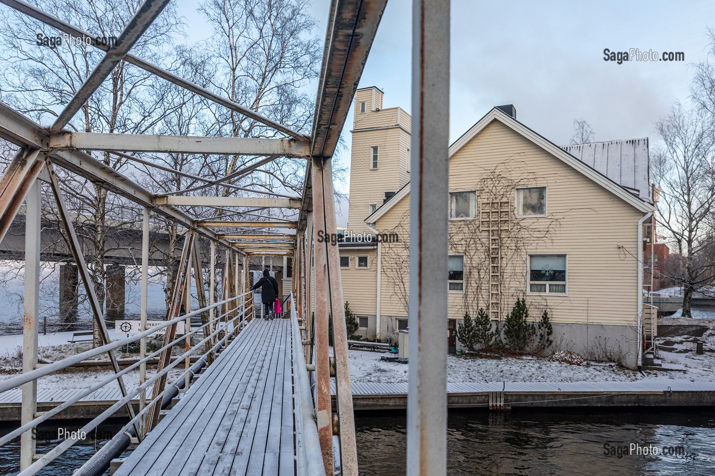 PASSERELLE RELIANT LA MAISON EN BOIS DE L'ASSOCIATION DE NAVIGATION, PARC DE NASI, TAMPERE, FINLANDE, EUROPE 