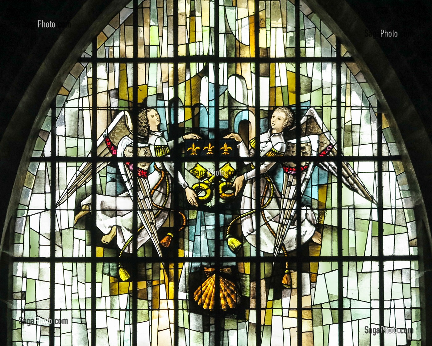 VITRAIL AVEC LES ANGES DE L'EGLISE SAINT-JACQUES DE LISIEUX QUI APPORTENT LE BLASON AVEC LES CLES DE LA VILLE, LISIEUX, CALVADOS, NORMANDIE, FRANCE 
