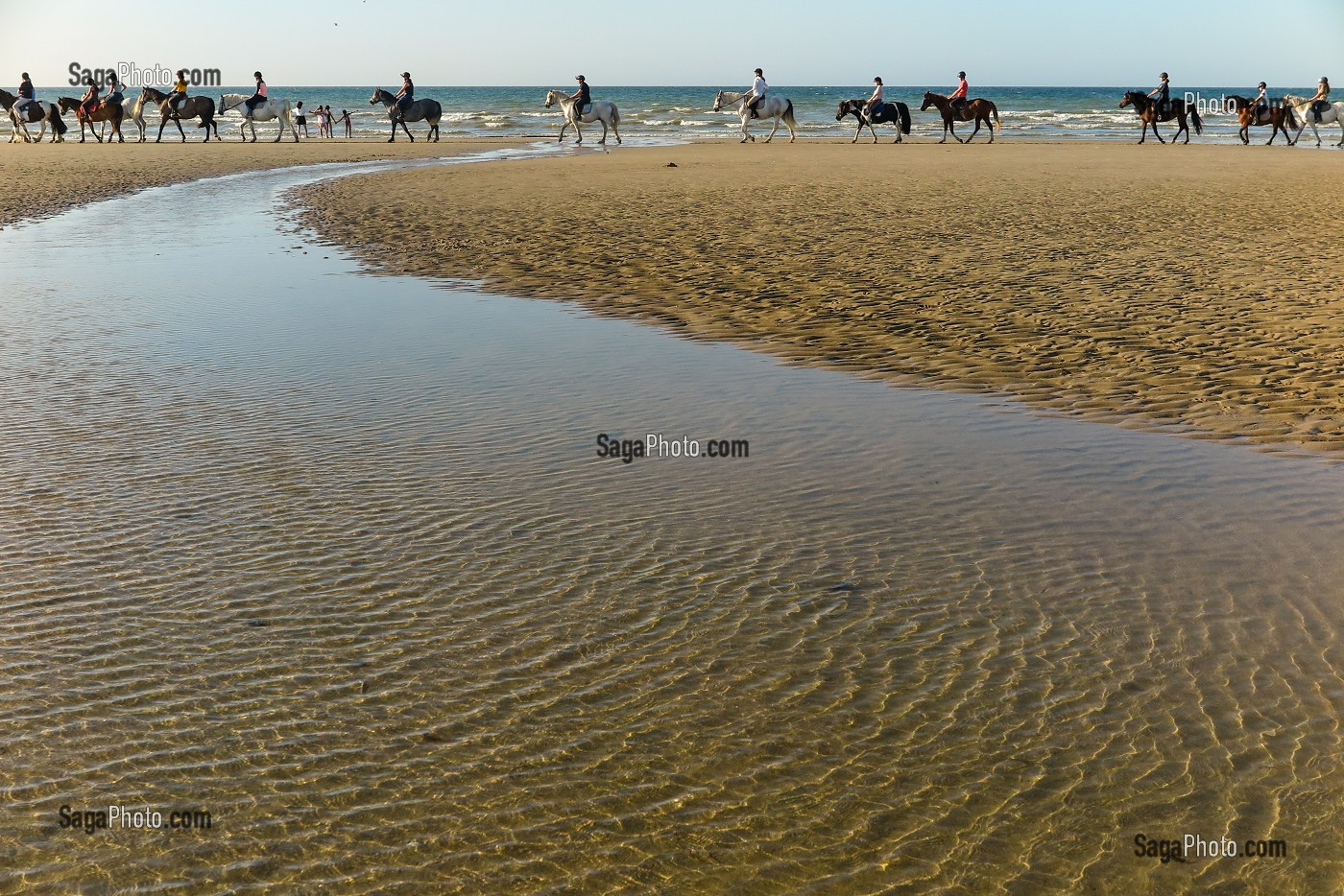 BALADE A CHEVAL SUR LA PLAGE DE CABOURG, COTE FLEURIE, CALVADOS, NORMANDIE, FRANCE 