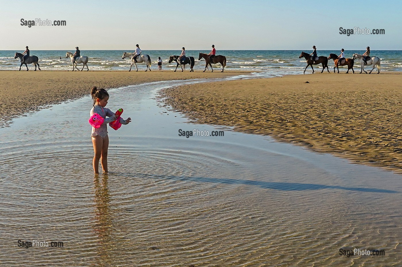 BALADE A CHEVAL SUR LA PLAGE DE CABOURG, COTE FLEURIE, CALVADOS, NORMANDIE, FRANCE 