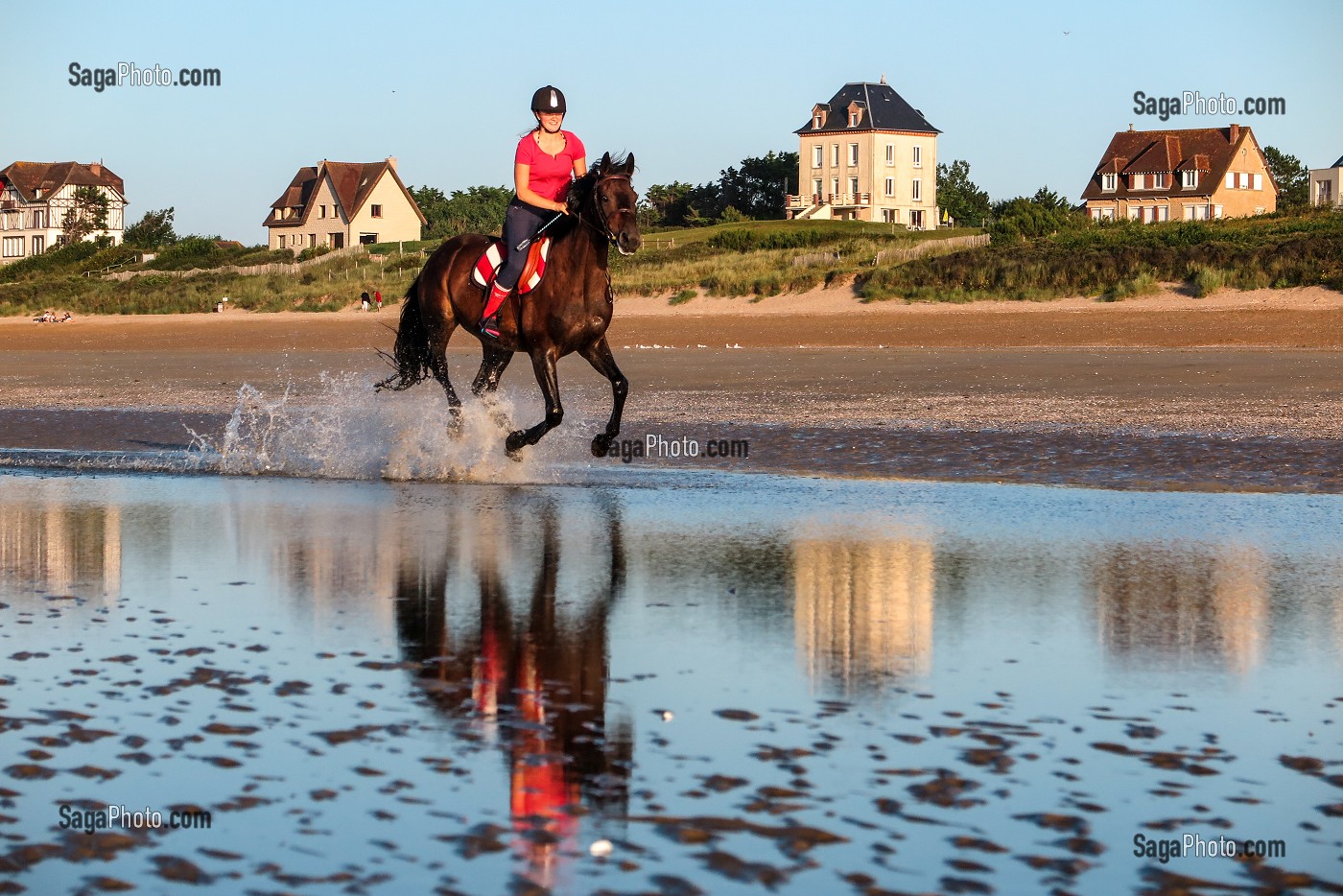 BALADE A CHEVAL SUR LA PLAGE DE CABOURG, COTE FLEURIE, CALVADOS, NORMANDIE, FRANCE 