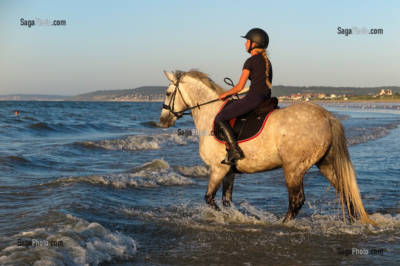 ENTRAINEMENT DES CHEVAUX DE COMPETITION SUR LA PLAGE DE CABOURG, COTE FLEURIE, CALVADOS, NORMANDIE, FRANCE 