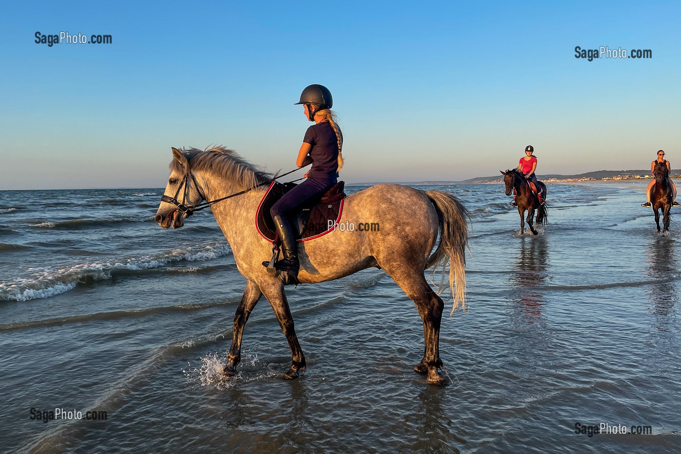 ENTRAINEMENT DES CHEVAUX DE COMPETITION SUR LA PLAGE DE CABOURG, COTE FLEURIE, CALVADOS, NORMANDIE, FRANCE 