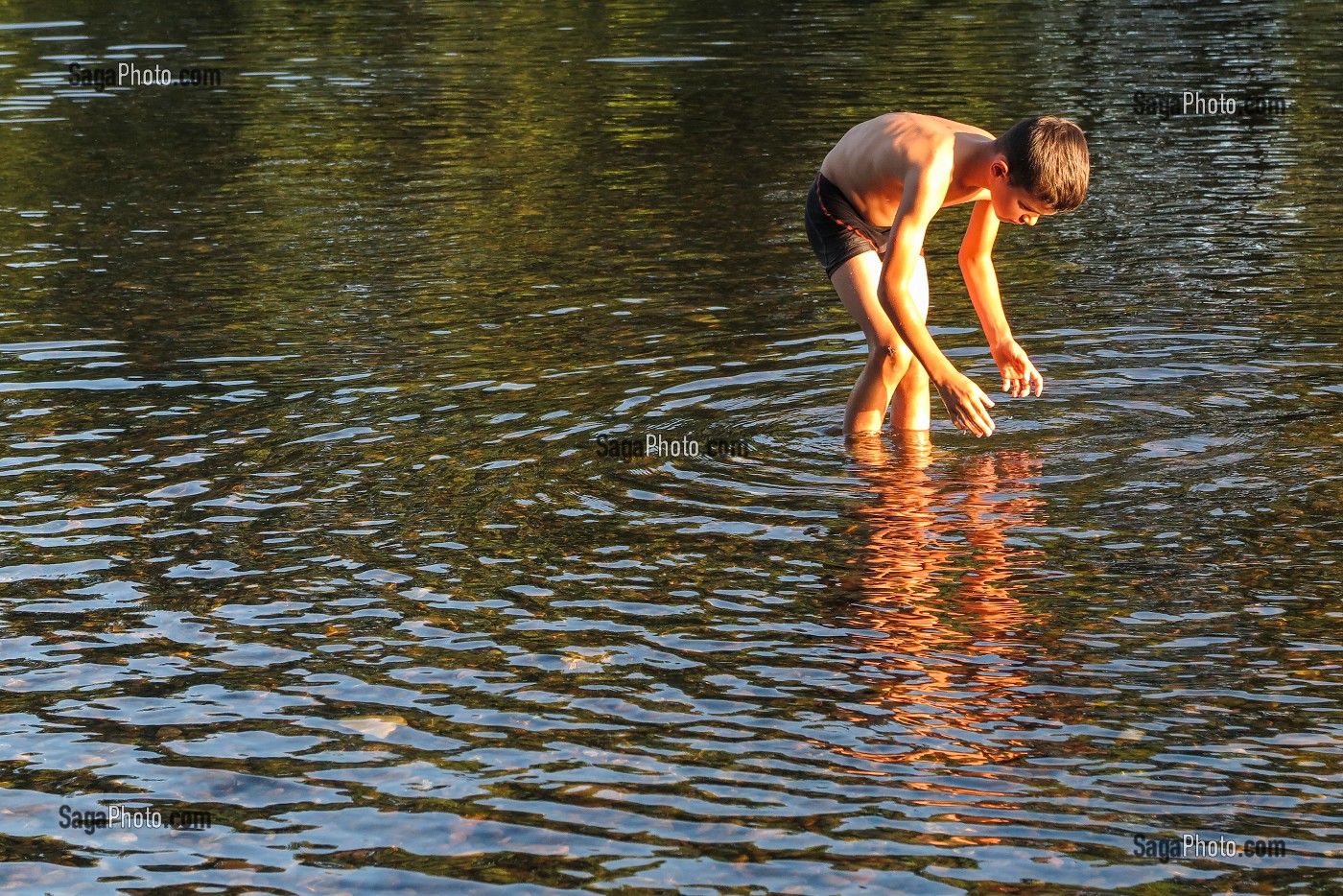 ENFANTS QUI JOUENT DANS L'EAU, RIVIERE DU LOT, PERIGORD, FRANCE 