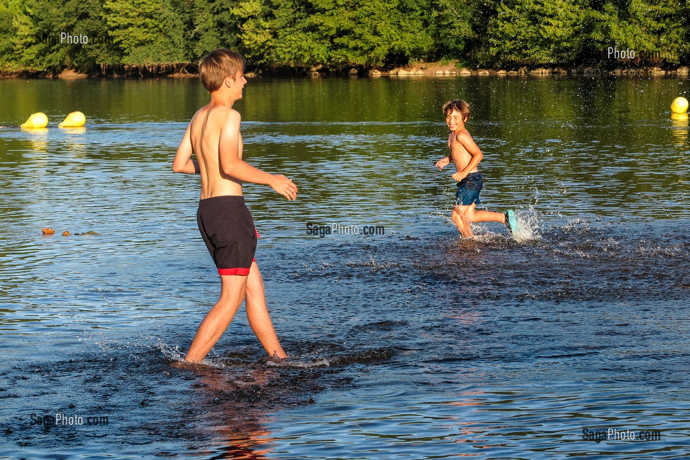 ENFANTS QUI JOUENT DANS L'EAU, RIVIERE DU LOT, PERIGORD, FRANCE 