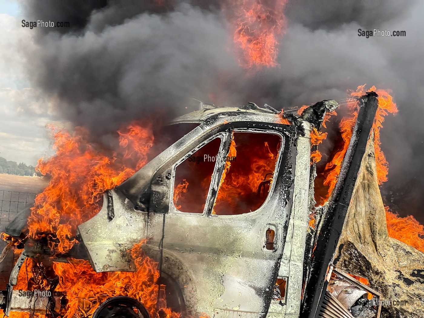 FEU DE CAMIONNETTE SUR LA ROUTE NATIONALE AVANT L'ARRIVEE DES SAPEURS-POMPIERS 