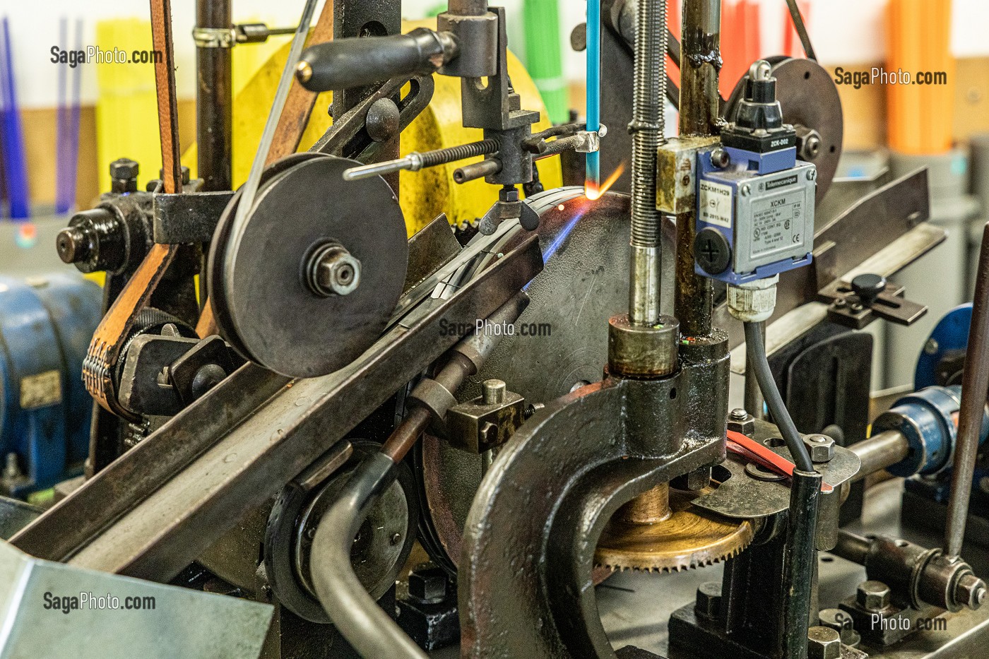 MACHINE POUR LA FABRIQUE DES EPINGLES A TETE DE VERRE DE MURANO, USINE DE LA MANUFACTURE BOHIN, CONSERVATOIRE VIVANT DE L’AIGUILLE ET DE L’EPINGLE, SAINT-SULPICE-SUR-RISLE, ORNE (61), FRANCE 