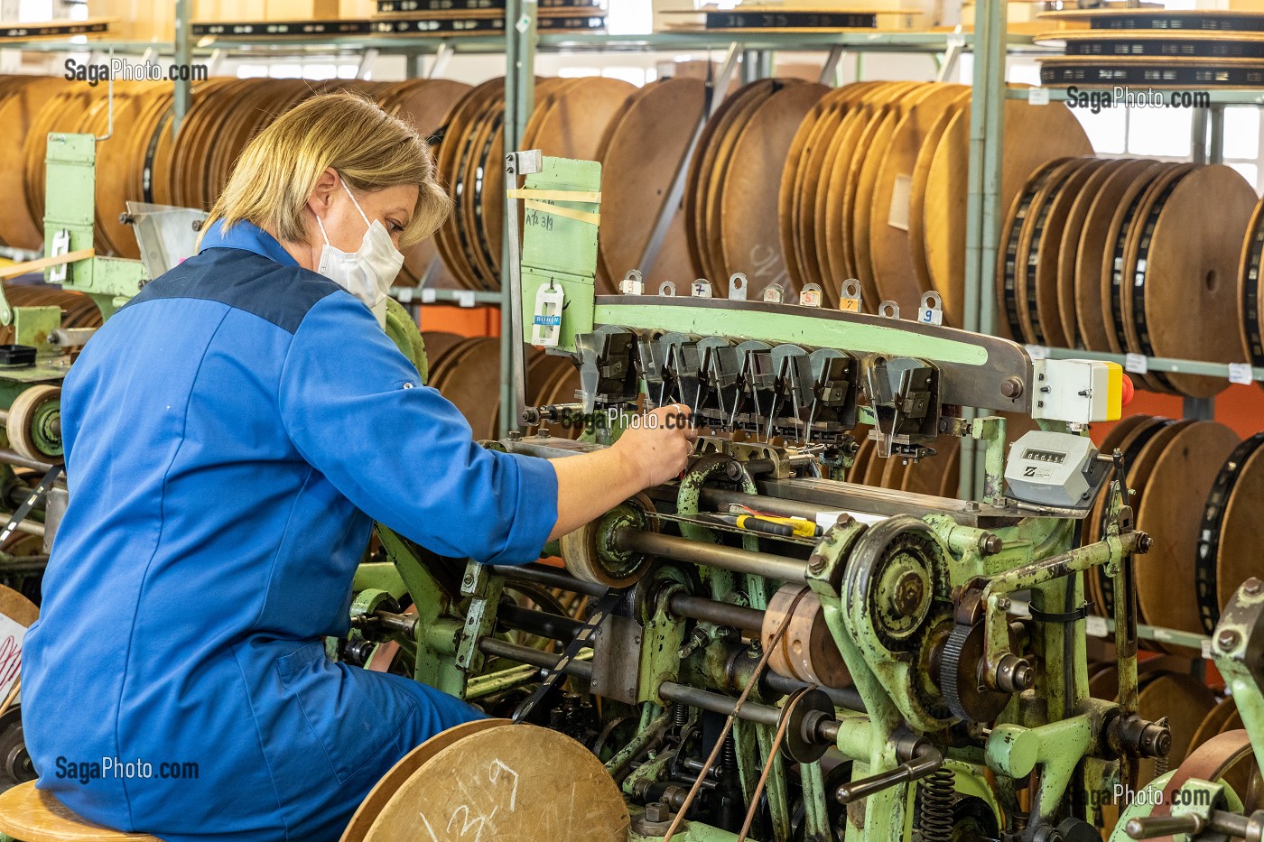 OUVRIERE A L'ENFILLAGE DES AIGUILLES SUR DES BOBINES DE TISSUS AVANT EMBALLAGE FINAL, USINE DE LA MANUFACTURE BOHIN, CONSERVATOIRE VIVANT DE L’AIGUILLE ET DE L’EPINGLE, SAINT-SULPICE-SUR-RISLE, ORNE (61), FRANCE 