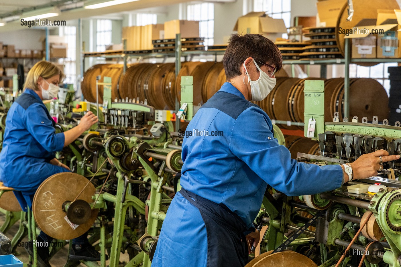 OUVRIERES A L'ENFILLAGE DES AIGUILLES SUR DES BOBINES DE TISSUS AVANT EMBALLAGE FINAL, USINE DE LA MANUFACTURE BOHIN, CONSERVATOIRE VIVANT DE L’AIGUILLE ET DE L’EPINGLE, SAINT-SULPICE-SUR-RISLE, ORNE (61), FRANCE 