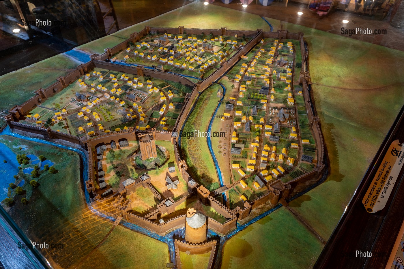 MAQUETTE DE LA VILLE FORTIFIEE DE VERNEUIL AU XIII EME SIECLE DANS LA TOUR GRISE EN GRISON DE LA MEME EPOQUE, VERNEUIL D'AVRE ET D'ITON, EURE, NORMANDIE, FRANCE 