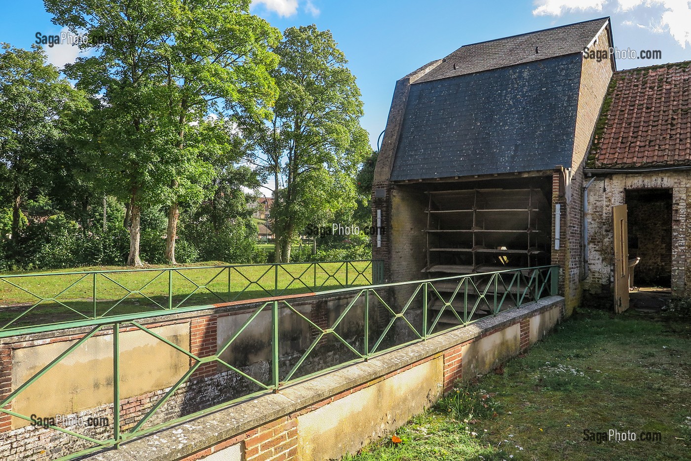 LA ROUE A AUBE DEVANT LA FENDERIE (ANCIEN SITE INDUSTRIEL), RUGLES, EURE, NORMANDIE, FRANCE 