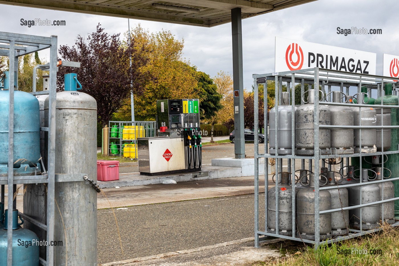 STATION SERVICE DE CAMPAGNE LEADER PRICE AVEC DEPOTS DE BOUTEILLES DE GAZ, RUGLES, EURE, NORMANDIE, FRANCE 