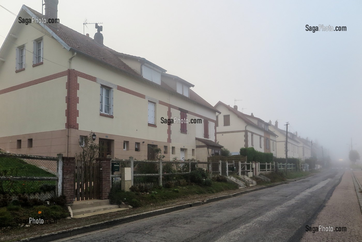 MAISONS DES OUVRIERS DE LA CITE DU MOULIN A PAPIER, RUGLES, EURE, NORMANDIE, FRANCE 