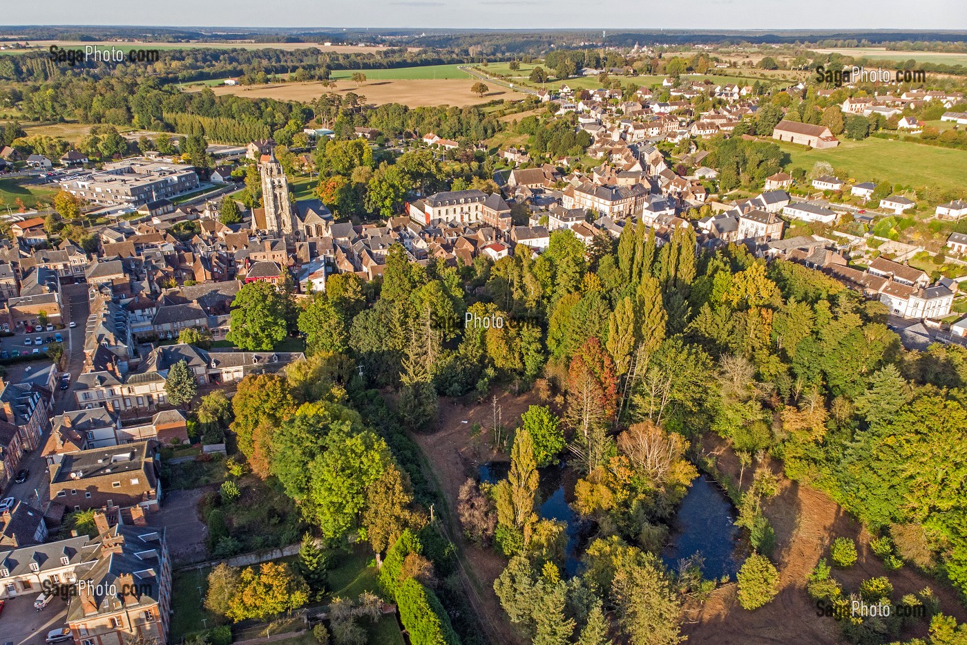 VUE AERIENNE DE LA VILLE PAR DRONE, RUGLES, EURE, NORMANDIE, FRANCE 