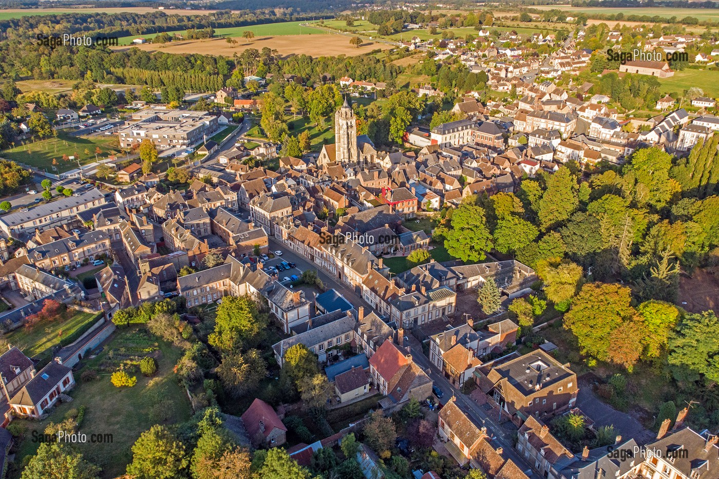 VUE AERIENNE DE LA VILLE PAR DRONE, RUGLES, EURE, NORMANDIE, FRANCE 