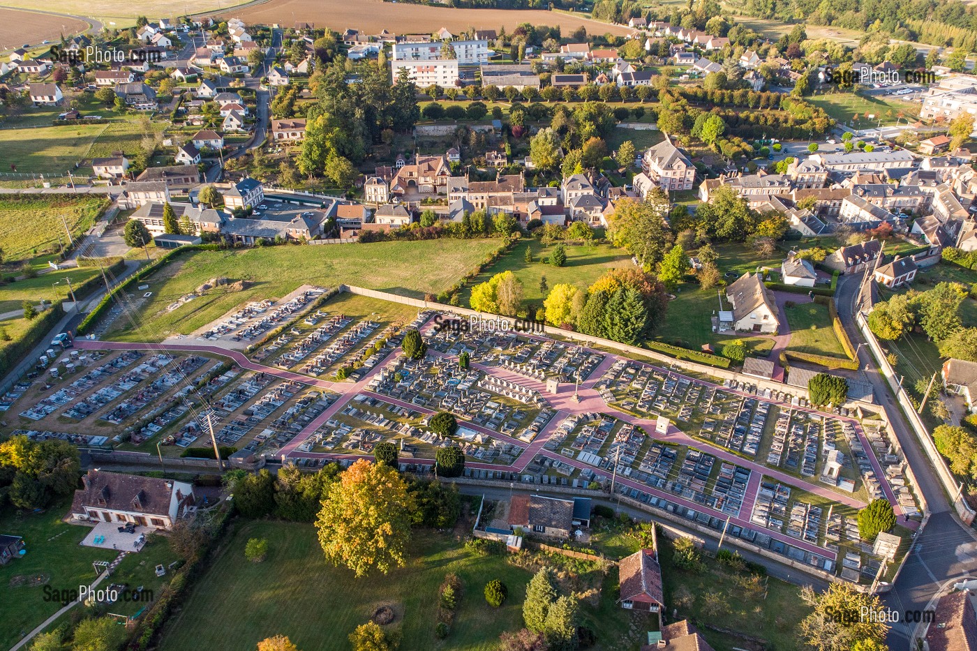 CIMETIERE VEGETALISE PAR LA VILLE, RUGLES, EURE, NORMANDIE, FRANCE 