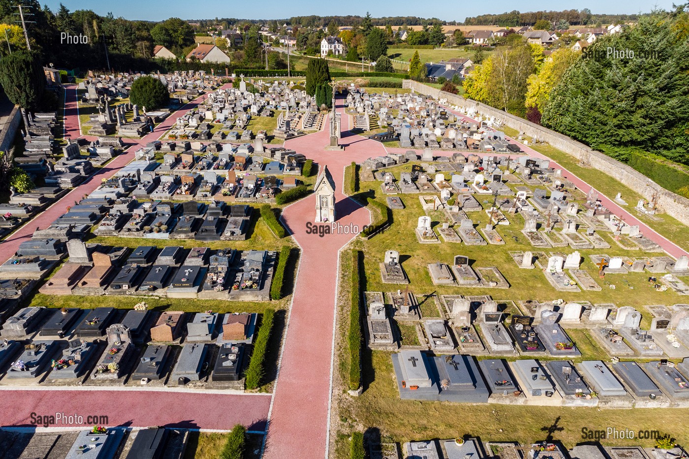 CIMETIERE VEGETALISE PAR LA VILLE, RUGLES, EURE, NORMANDIE, FRANCE 