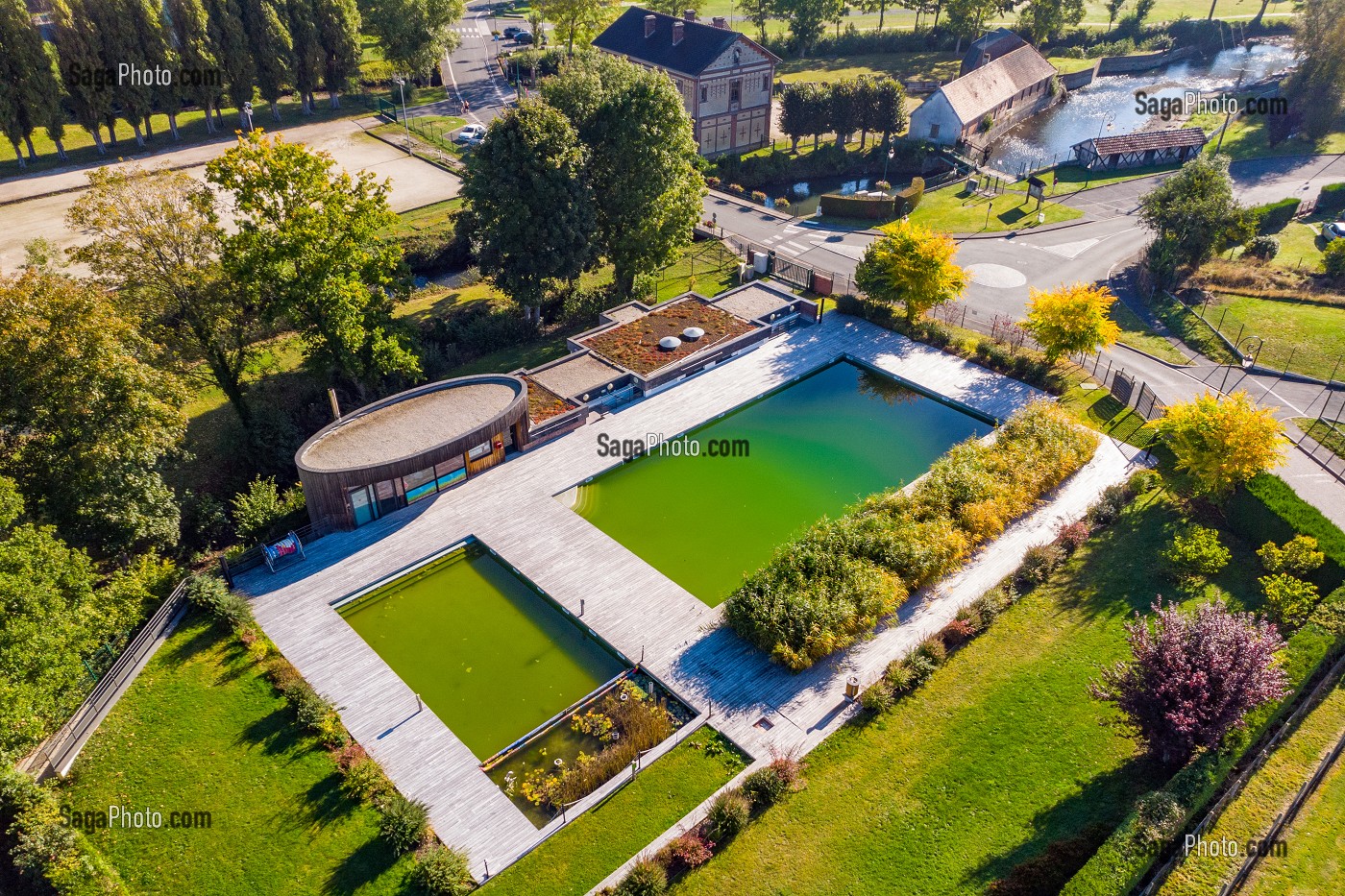 PISCINE BIOLOGIQUE EN BORDURE DE RISLE, RUGLES, EURE, NORMANDIE, FRANCE 