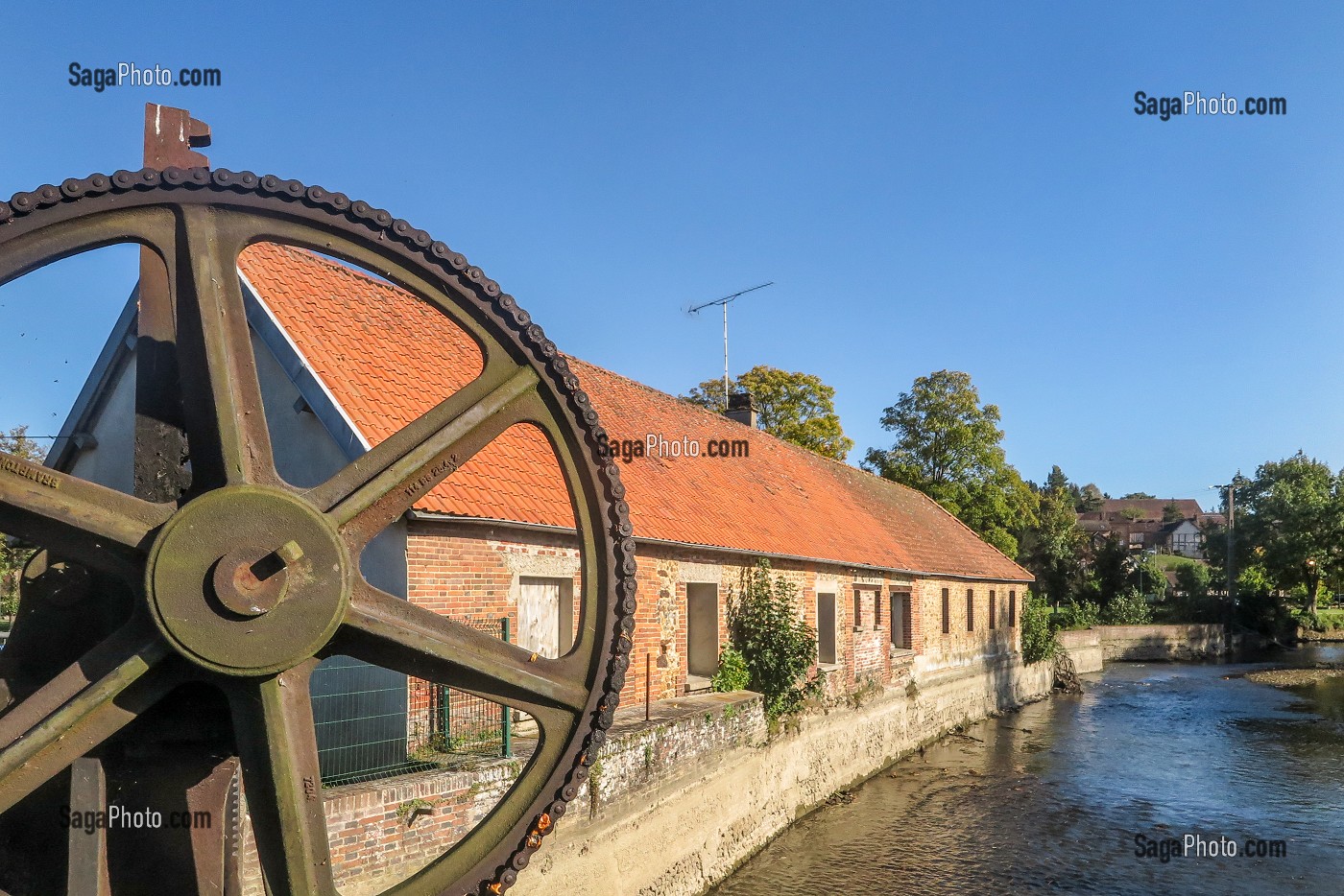 VANNAGE SUR LA RISLE DEVANT LA FENDERIE (ANCIEN SITE INDUSTRIEL), RUGLES, EURE, NORMANDIE, FRANCE 