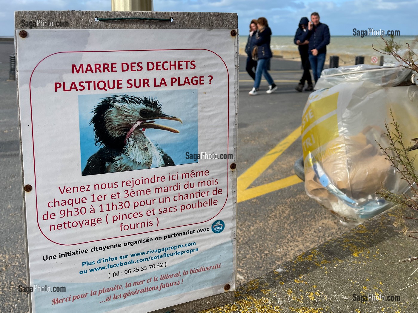 INITIATIVE CITOYENNE POUR LUTTER CONTRE LES DECHETS PLASTIQUES SUR LA PLAGE, CABOURG, CALVADOS, NORMANDIE, FRANCE 