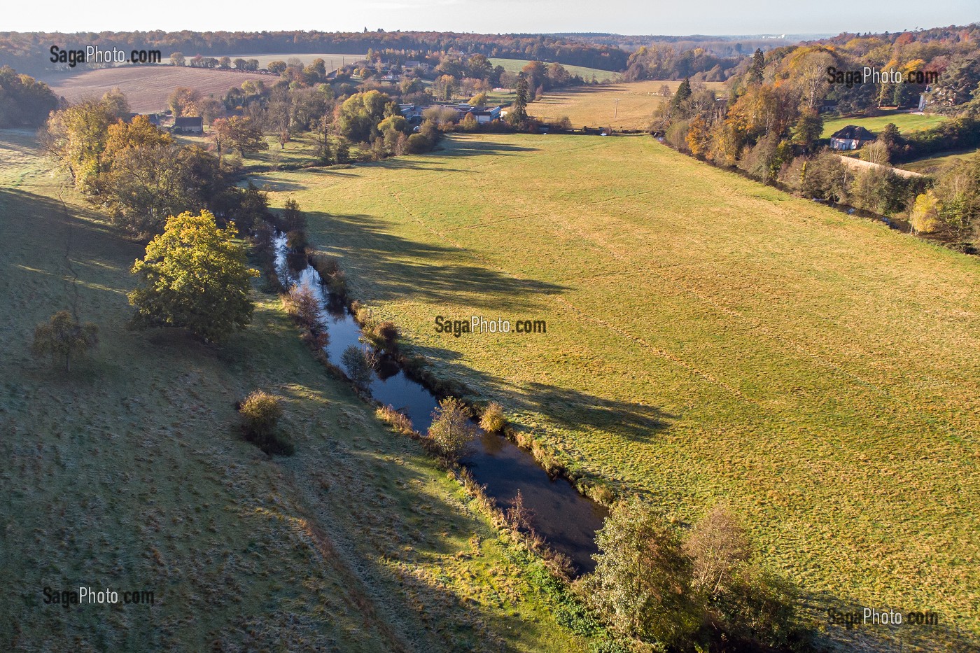 PAYSAGE D'AUTOMNE AU BORD DE LA RISLE, RUGLES, EURE, NORMANDIE, FRANCE 