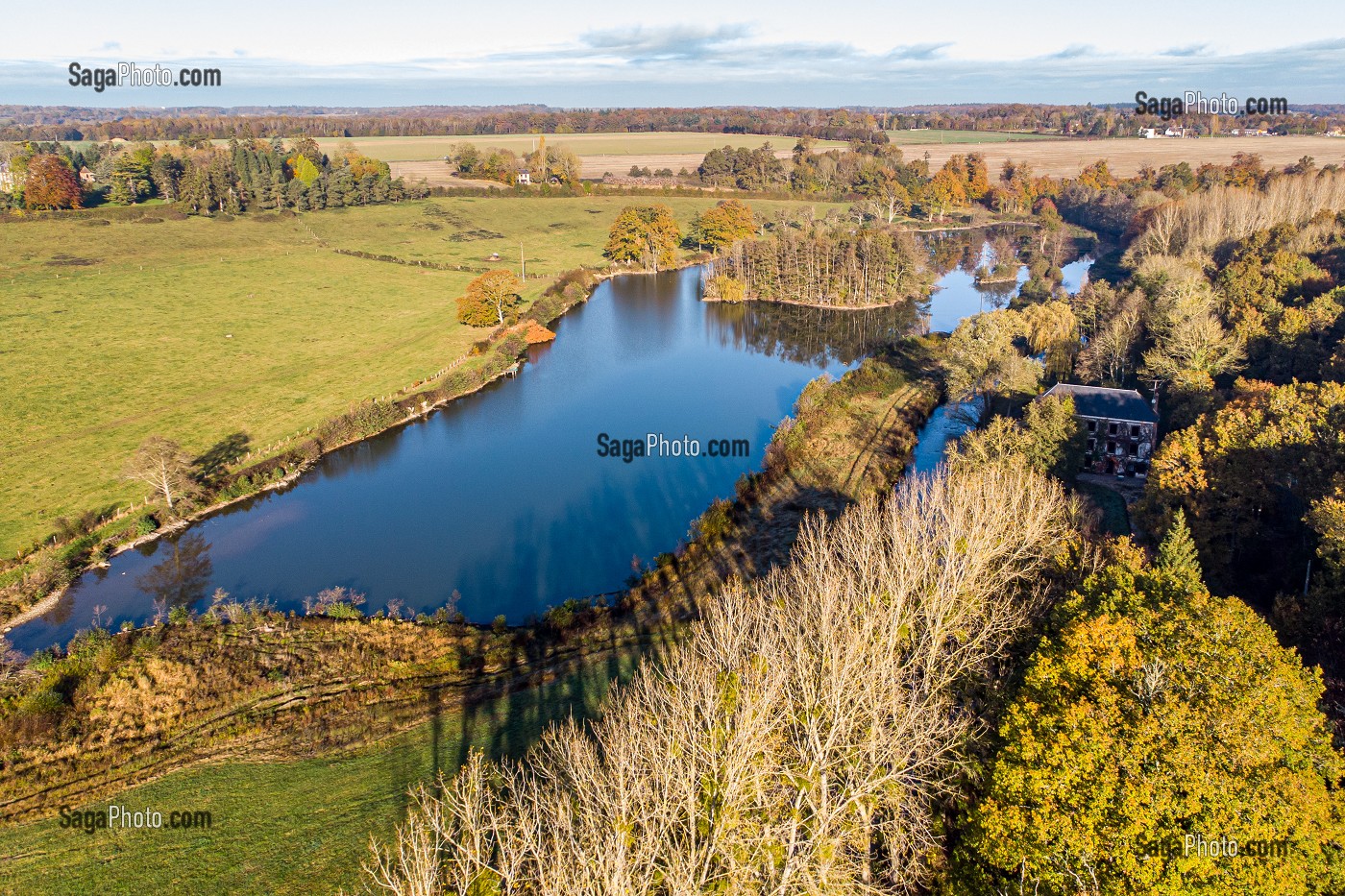 PAYSAGE D'AUTOMNE AU BORD DE LA RISLE, RUGLES, EURE, NORMANDIE, FRANCE 