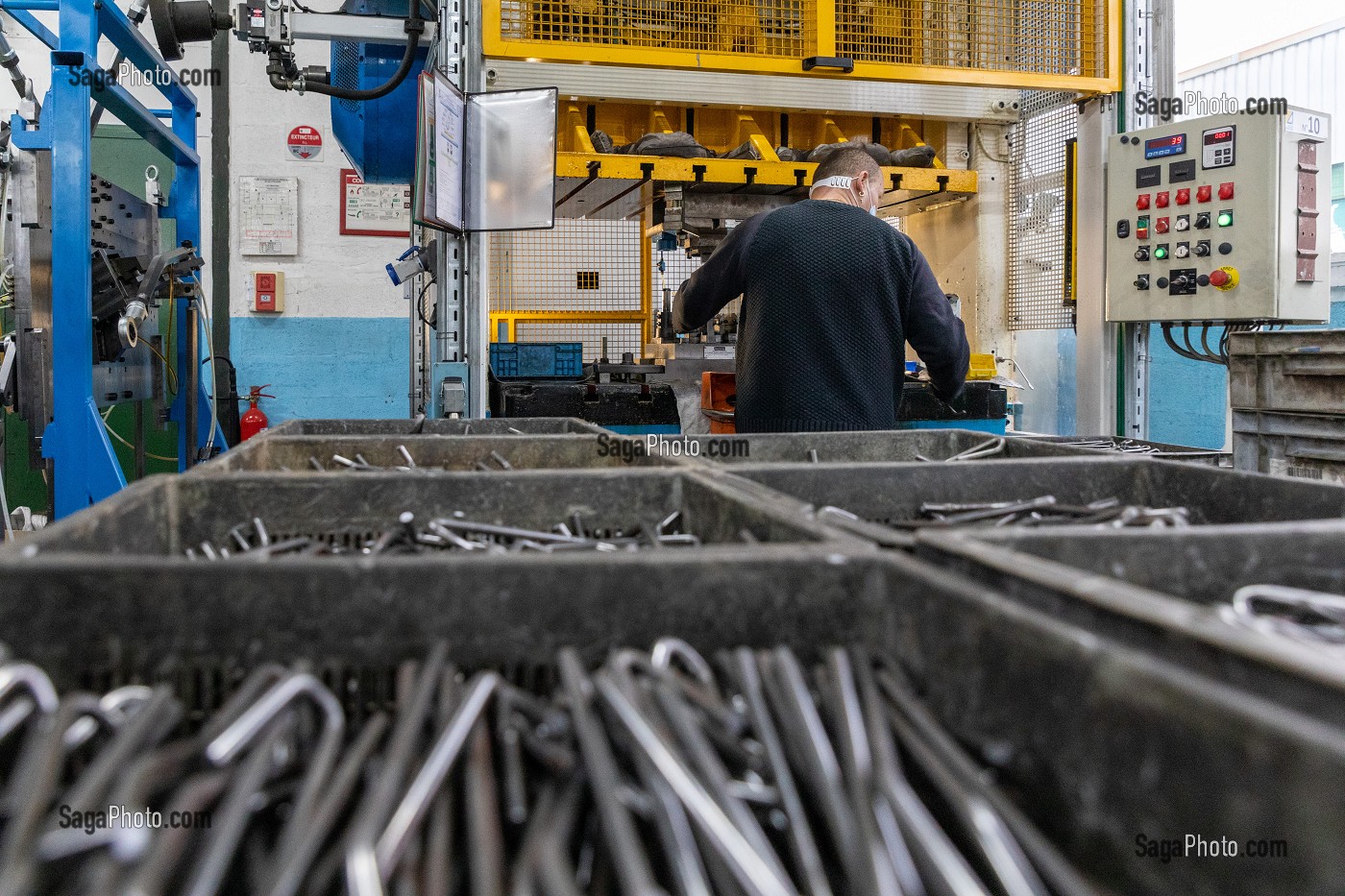 FABRICATION DE PIECES POUR L'INDUSTRIE AUTOMOBILE, ENTREPRISE CALISTE-MARQUIS, SOCIETE SPECIALISEE DANS LA FABRICATION D'ARTICLES A BASE DE FIL METALLIQUE, AMBENAY, EURE, NORMANDIE, FRANCE 