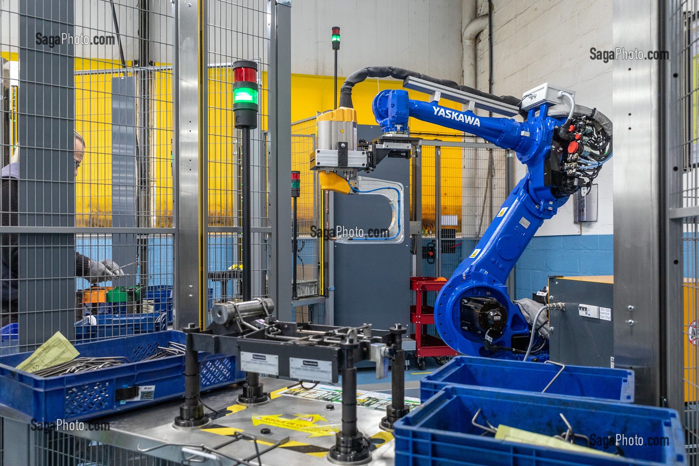 ROBOT POUR LA FABRICATION DE PIECES POUR L'INDUSTRIE AUTOMOBILE, ENTREPRISE CALISTE-MARQUIS, SOCIETE SPECIALISEE DANS LA FABRICATION D'ARTICLES A BASE DE FIL METALLIQUE, AMBENAY, EURE, NORMANDIE, FRANCE 