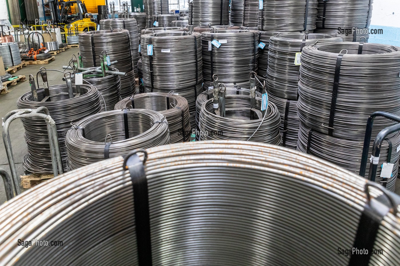 STOCKAGE DES BOBINES DE FILS DE FER, ENTREPRISE CALISTE-MARQUIS, SOCIETE SPECIALISEE DANS LA FABRICATION D'ARTICLES A BASE DE FIL METALLIQUE, AMBENAY, EURE, NORMANDIE, FRANCE 