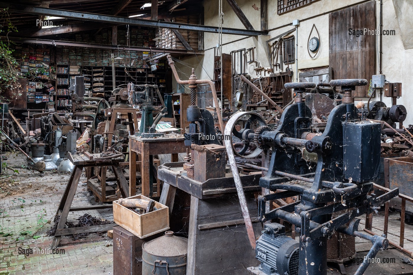 VESTIGES DE L'OUTILLAGE INDUSTRIEL D'UNE ANCIENNE USINE DE  FORGE, NORMANDIE, FRANCE 