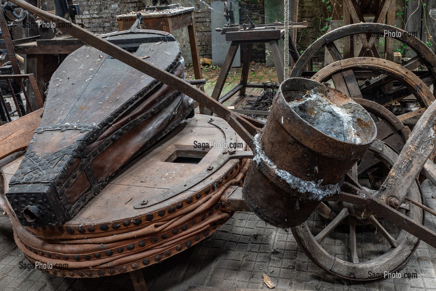 VESTIGES DE L'OUTILLAGE INDUSTRIEL D'UNE ANCIENNE USINE DE  FORGE, NORMANDIE, FRANCE 