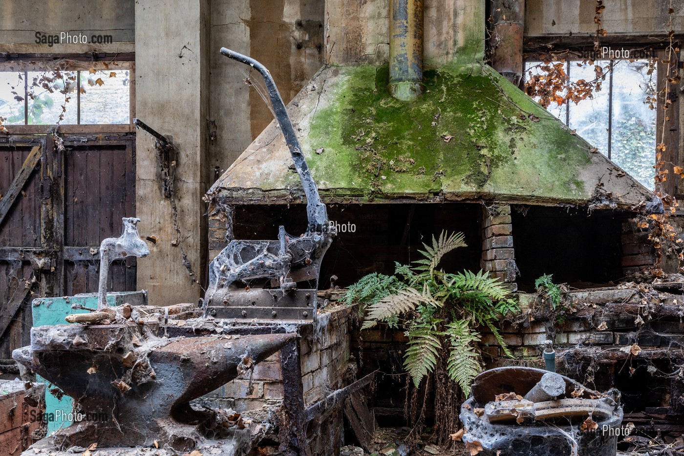 VESTIGES DE L'OUTILLAGE INDUSTRIEL D'UNE ANCIENNE USINE DE  FORGE, NORMANDIE, FRANCE 