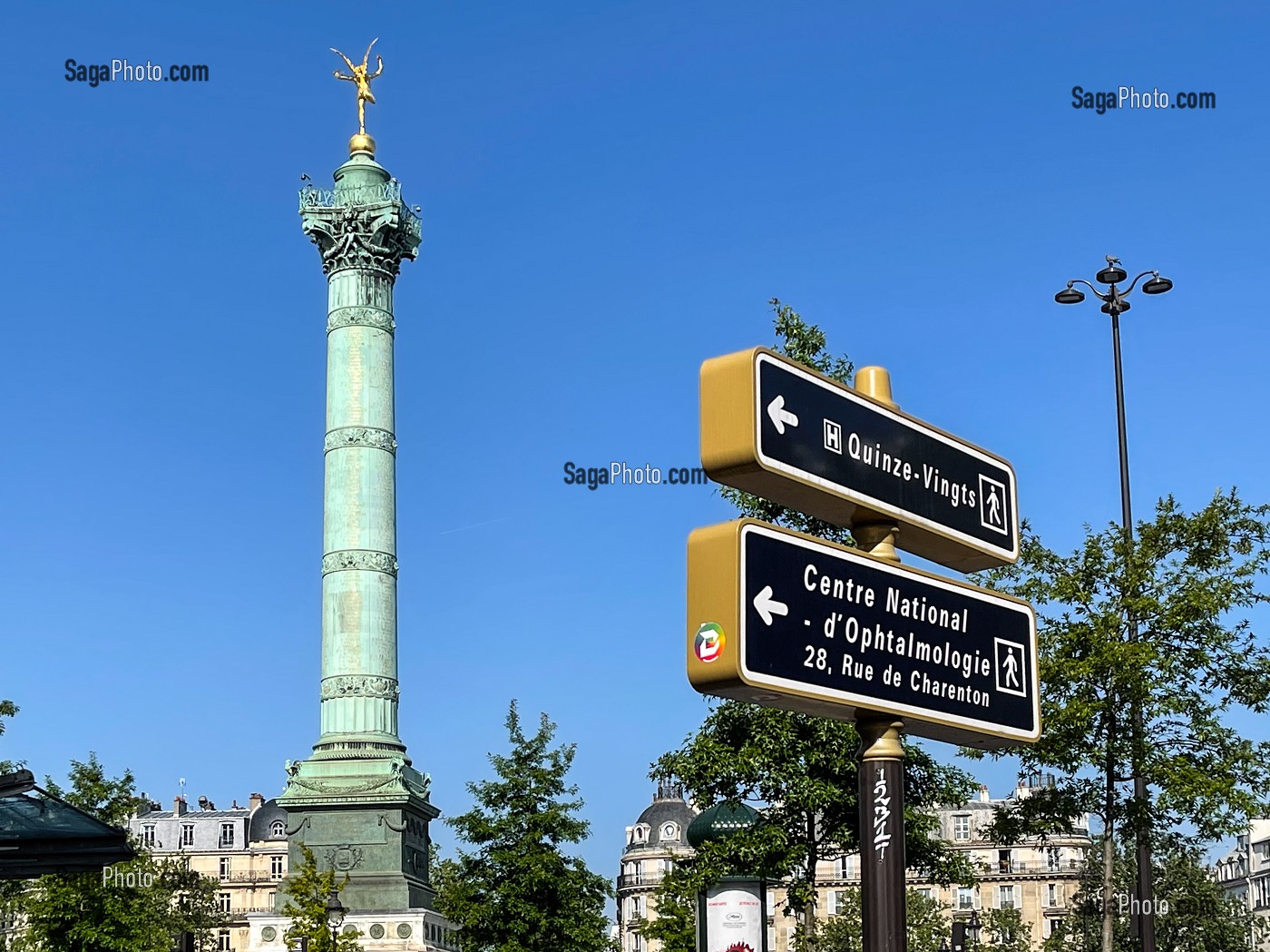 PANNEAU INDICATEUR DE L'HOPITAL DES QUINZE-VINGTS, CENTRE NATIONAL D'OPHTALMOLOGIE, PLACE DE LA BASTILLE, 11 EME ARRONDISSEMENT, PARIS, FRANCE 