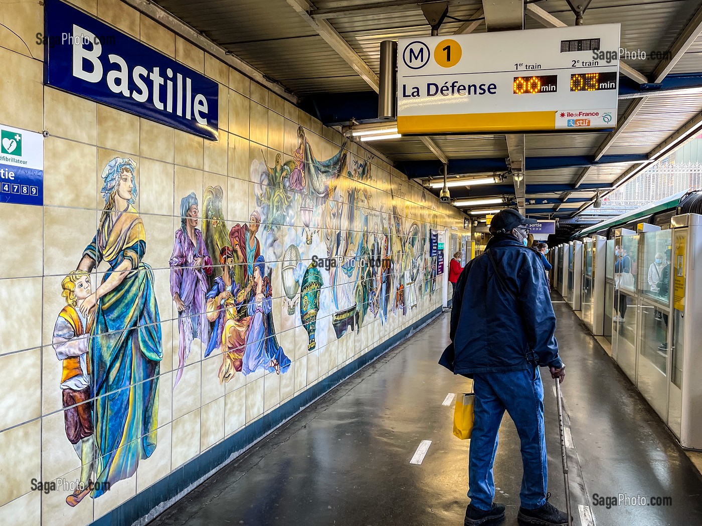 STATION DE METRO DE BASTILLE LIGNE 1 AVEC SES MOSAIQUES COLOREES SUR DES PERSONNES D'EPOQUE, PARIS, FRANCE 